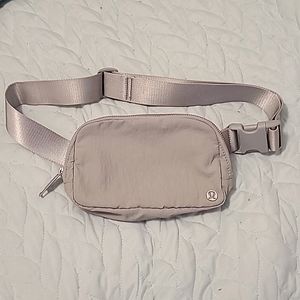 RARE LULULEMON ORIGINAL EVERYWHERE BELT BAG IN SEAL GREY
